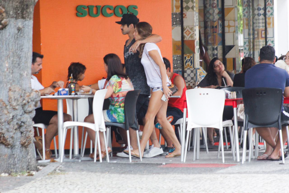 Caio Castro E Grazi Massafera S O Flagrados Abra Adinhos Durante Passeio