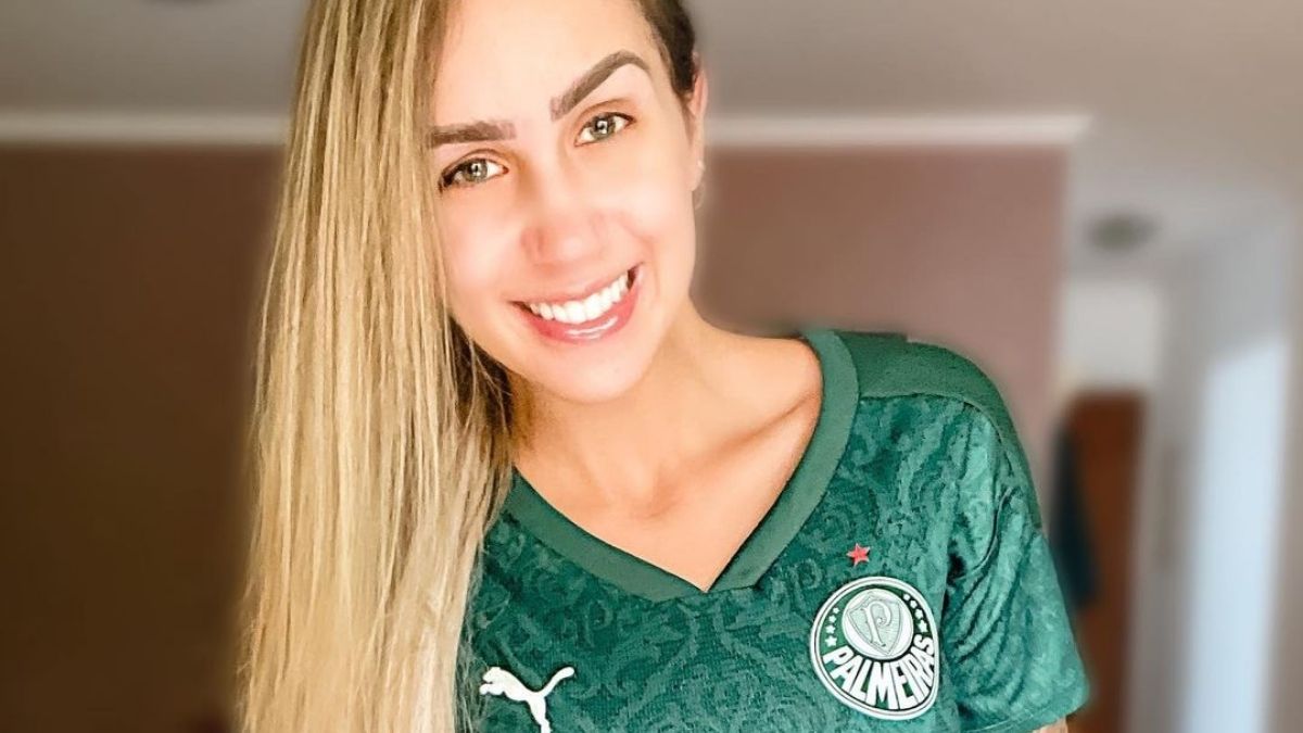 Maia Müller musa do Palmeiras surge nua no sofá e causa euforia