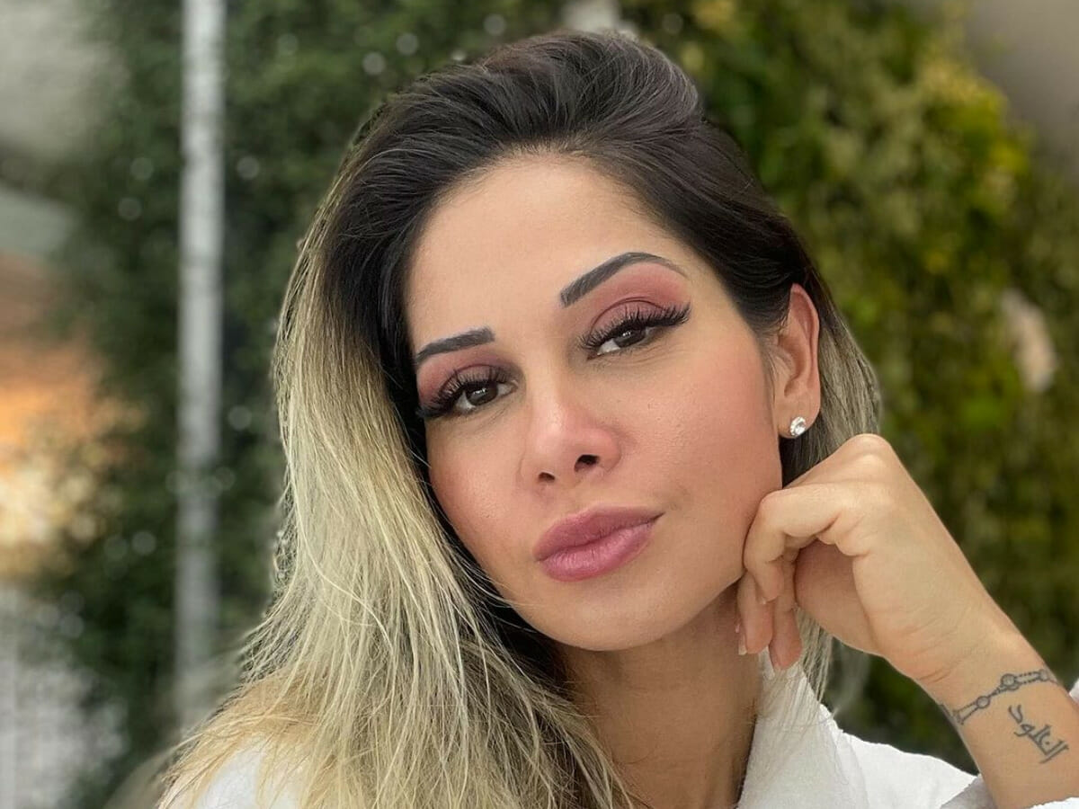 Maíra Cardi exibe bumbum em fotos e Arthur Aguiar comenta