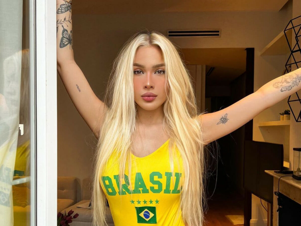 Karoline Lima Posa De Biqu Ni E Exibe Bandeira Do Brasil