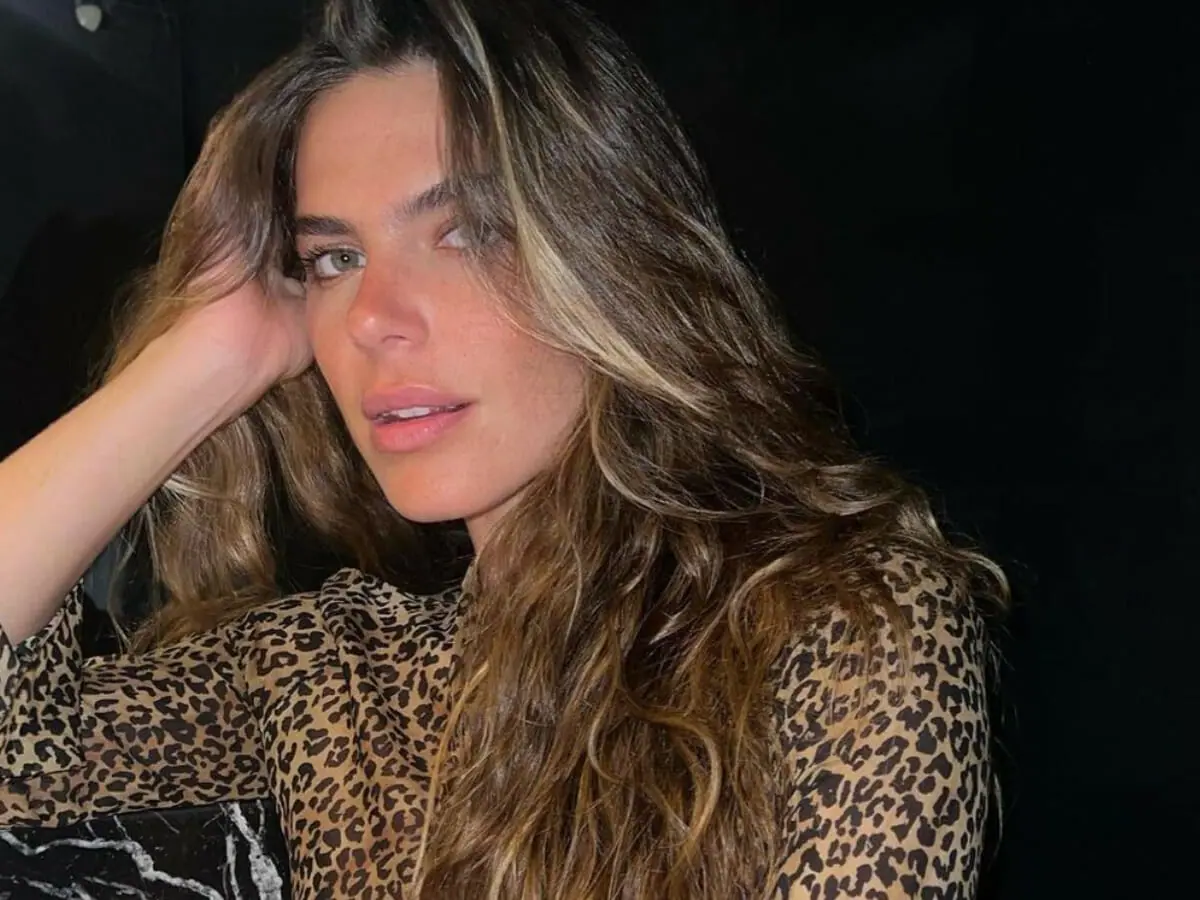 Solteira Mariana Goldfarb aposta em vestido ousado e encanta fãs