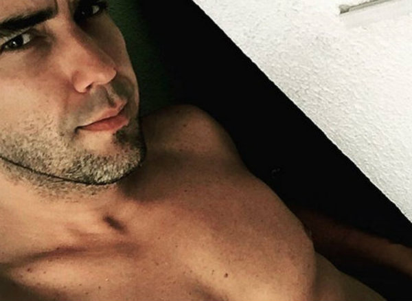 André Marques faz selfie de sunga e mostra boa forma