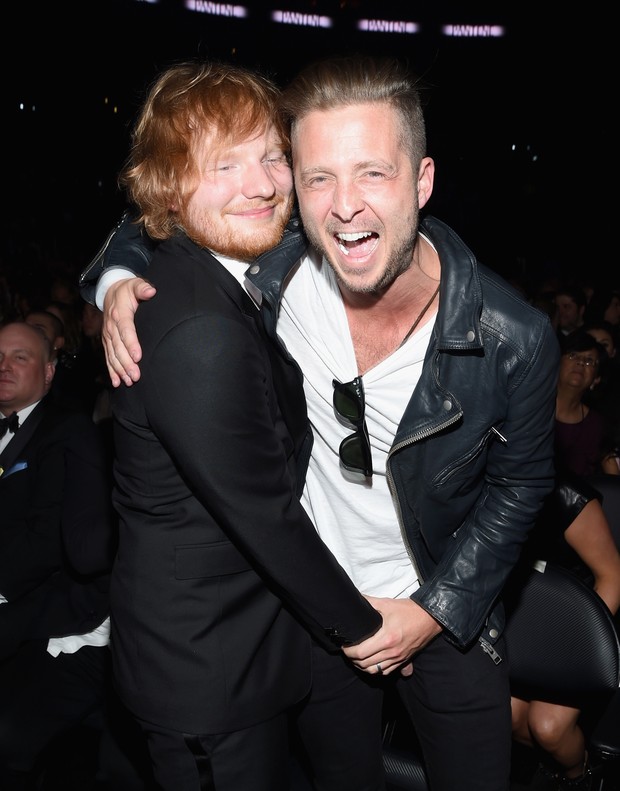 Ed Sheeran agarra pênis de Ryan Tedder