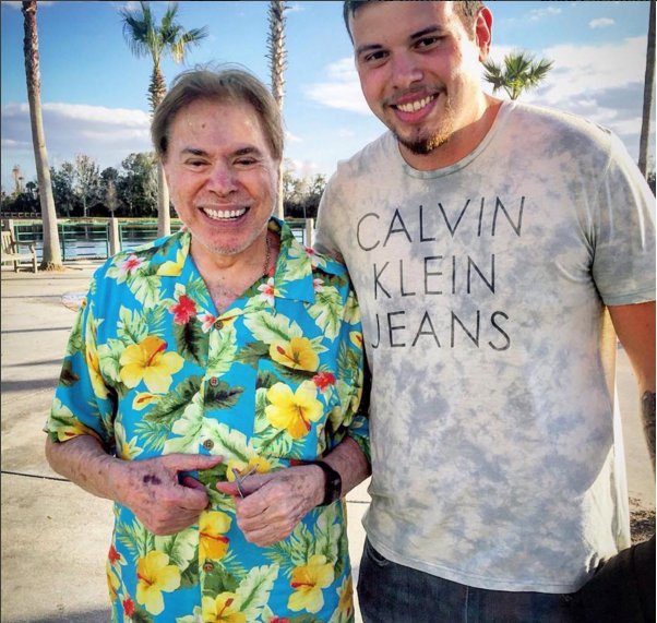 Silvio Santos posa com camisa florida durante as férias