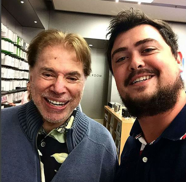 Silvio Santos surpreende e surge com barba durante suas férias