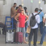 Vera Fischer desembarca no aeroporto Santos Dumont no Rio de Janeiro (Foto: William Oda/AgNews)