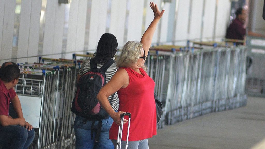 Vera Fischer desembarca no aeroporto Santos Dumont no Rio de Janeiro (Foto: William Oda/AgNews)