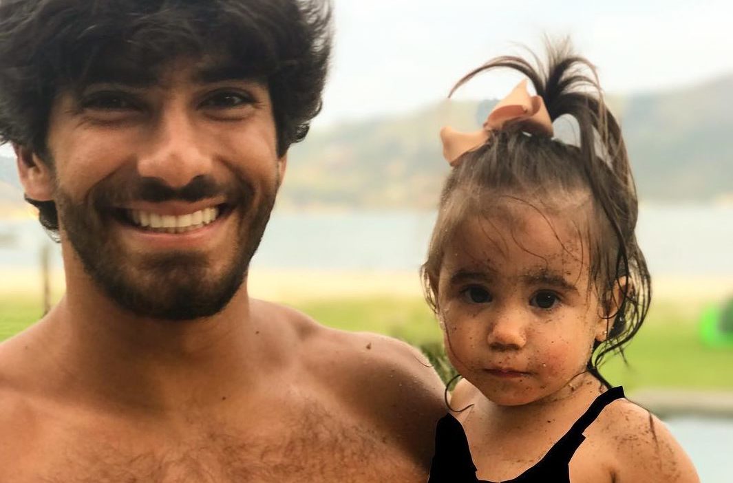 Diversão em família! Hugo Moura encanta a web em foto com Maria Flor