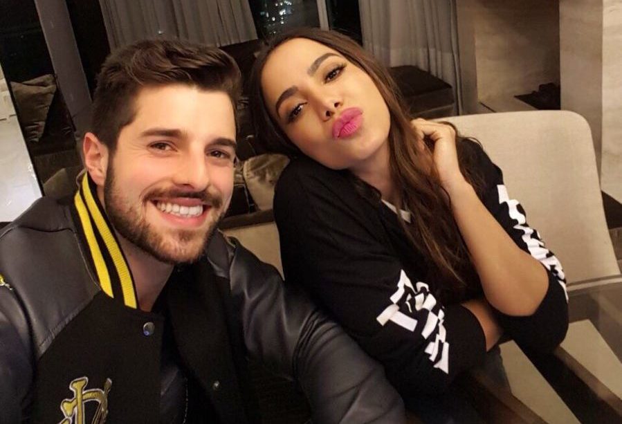 Ao postar registro com Alok, Anitta o chama de gatão, mas faz ressalva: “meu marido é mais”