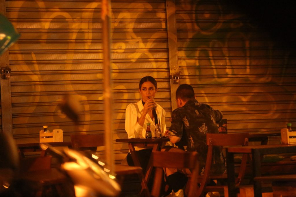 Nanda Costa e um amigo curtem noite carioca