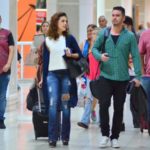 Sidney Sampaio e Paloma Bernardi foram vistos embarcando em aeroporto no Rio (Webert Belicio: AgNews)