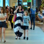 Fernanda Torres passeia com o filho no shopping (Webert Belicio: AgNews)