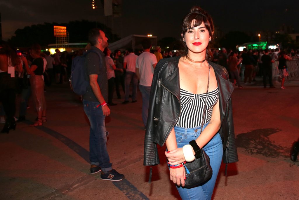 Fernanda Paes Leme capricha no figurino em festival de Rock (Denilson Santos Deividi Correa: AgNews)