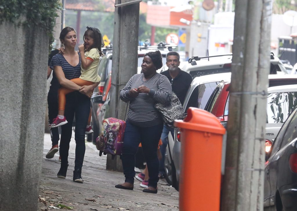 Grazi Massafera e Sophia passeiam Barra da Tijuca (AgNews)