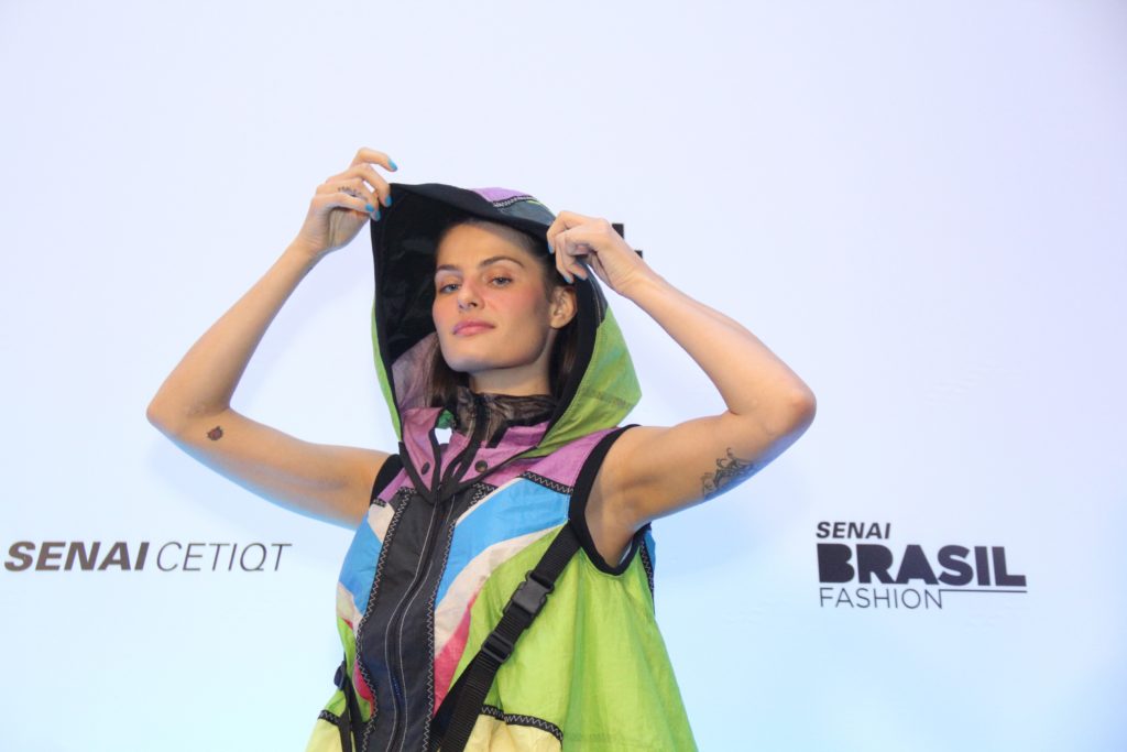 Isabeli Fontana participa de desfile no Museu do Amanhã (Wallace Barbosa: AgNews)