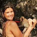 Giulia Costa com macaco na Tailândia