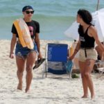 Pabllo Vittar na praia com amigos (Dílson Silva: AgNews)