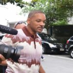 Will Smith atende aos fãs que o aguardavam na porta de hotel em São Paulo (Leo Franco: AgNews)