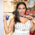 Anitta vira atendente por um dia em uma loja de São Paulo ( Deividi Correa: AgNews)