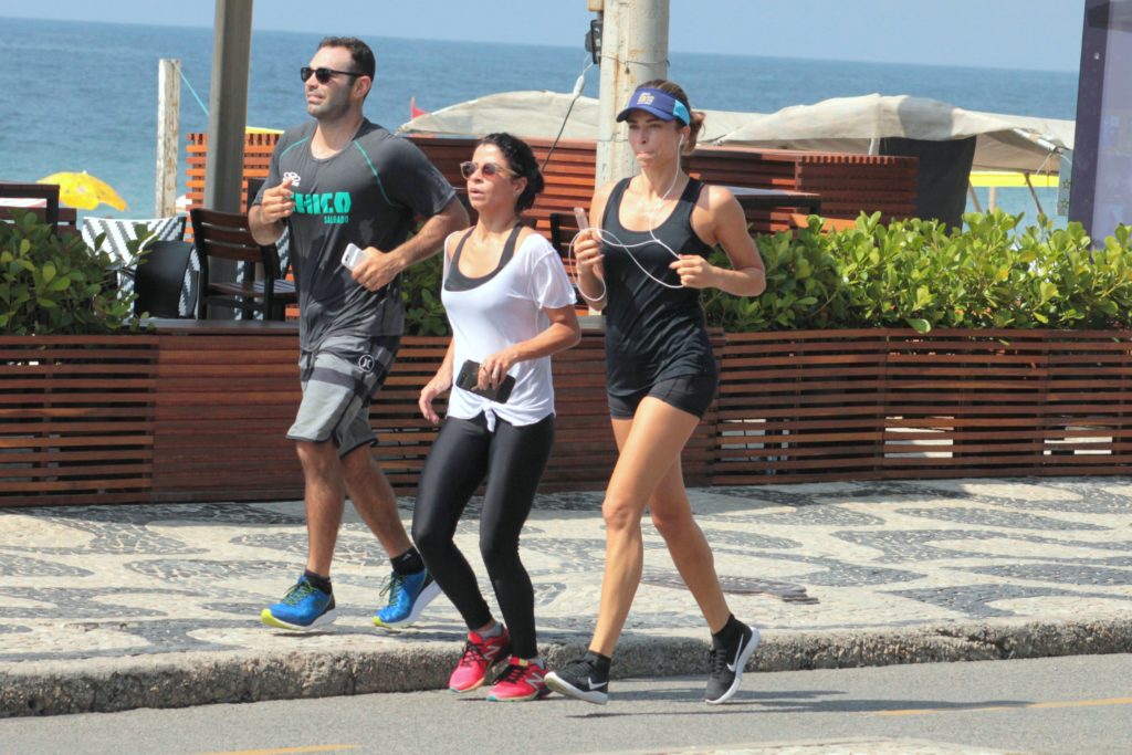 Grazi Massafera corre com Anna Lima e o personal Chico Salgado na orla do Leblon ( JC Pereira: AgNews)