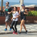 Grazi Massafera corre com Anna Lima e o personal Chico Salgado na orla do Leblon ( JC Pereira: AgNews)