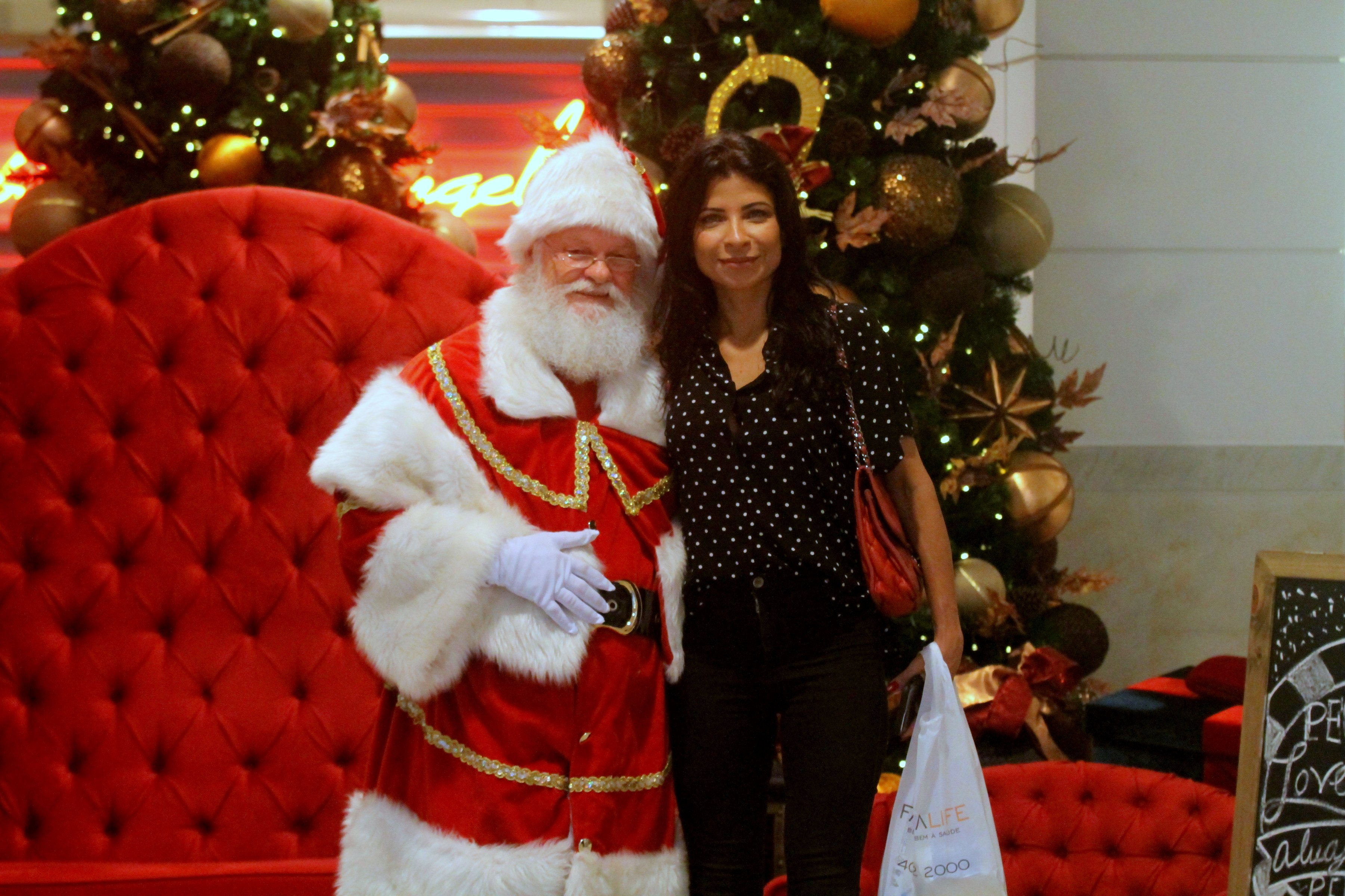 Anna Lima tieta Papai Noel em shopping do Rio (Daniel Delmiro: AgNews)