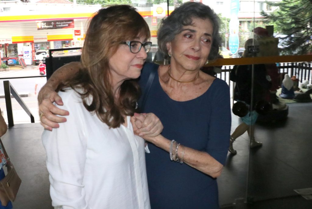 Betty Faria consola Glória Perez na Missa de 25 anos sem Daniella Perez (Daniel Pinheiro: AgNews)