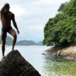 Lucas Lucco na 'Praia Secreta' em Angra dos Reis