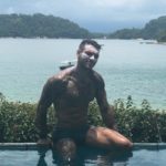 Lucas Lucco na 'Praia Secreta' em Angra dos Reis