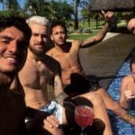 Neymar com David Lucca, Gabriel Medina, Lucas Lima e amigo