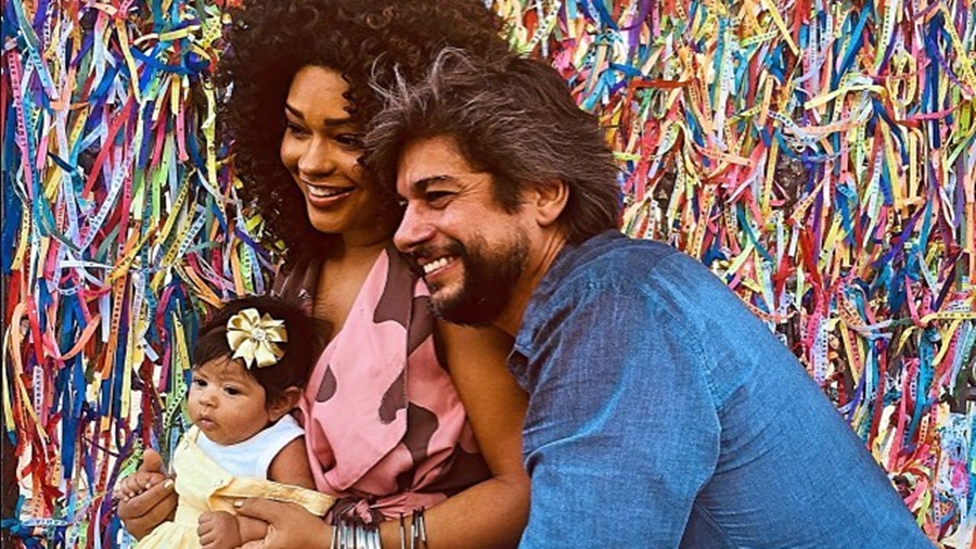 Juliana Alves com a filha e o marido em Salvador