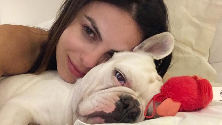 Sthefany Brito e seu cachorro Snow