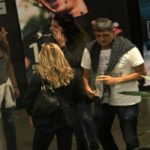 Eduardo Moscovis é flagrado com um grupo de amigos no shopping ( Thiago Martins: AgNews)