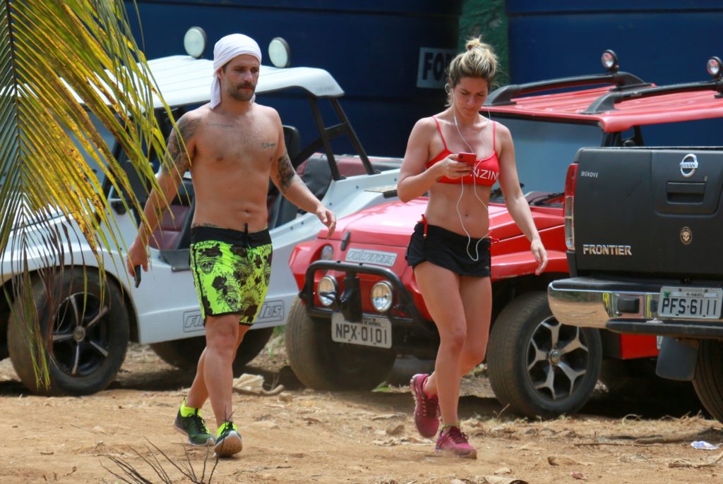 Bruno Gagliasso e Giovanna Ewbank curtem praia em Fernando de Noronha (AgNews)