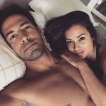 Aryane Steinkopf e Beto Malfacini deitados na cama