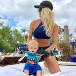 Karina Bacchi e Enrico na piscina, em Miami Beach