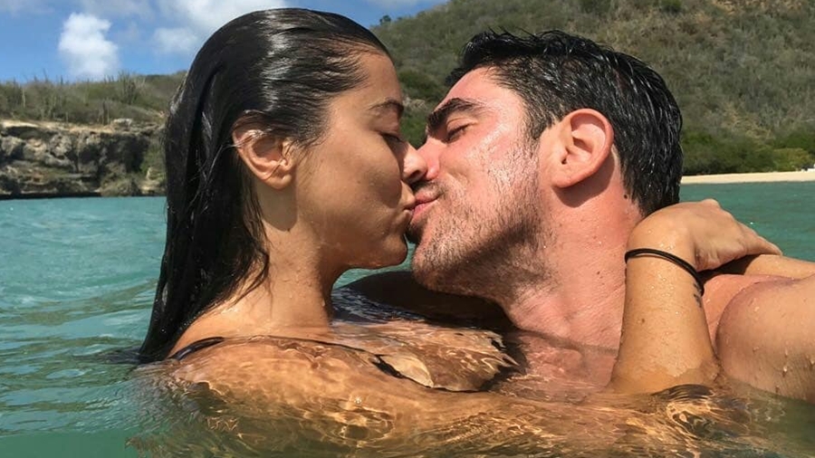 Marcelo Adnet e a namorada curtindo férias