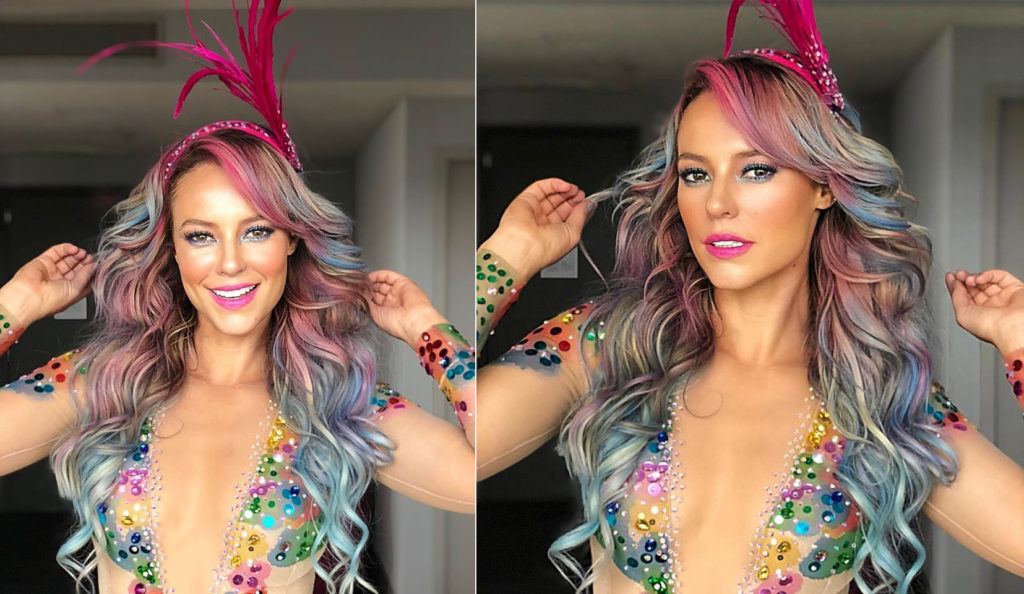 Paolla Oliveira com fantasia multicolorida