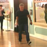 Luciano Huck é flagrado saindo de jantar com amigos (AgNews)