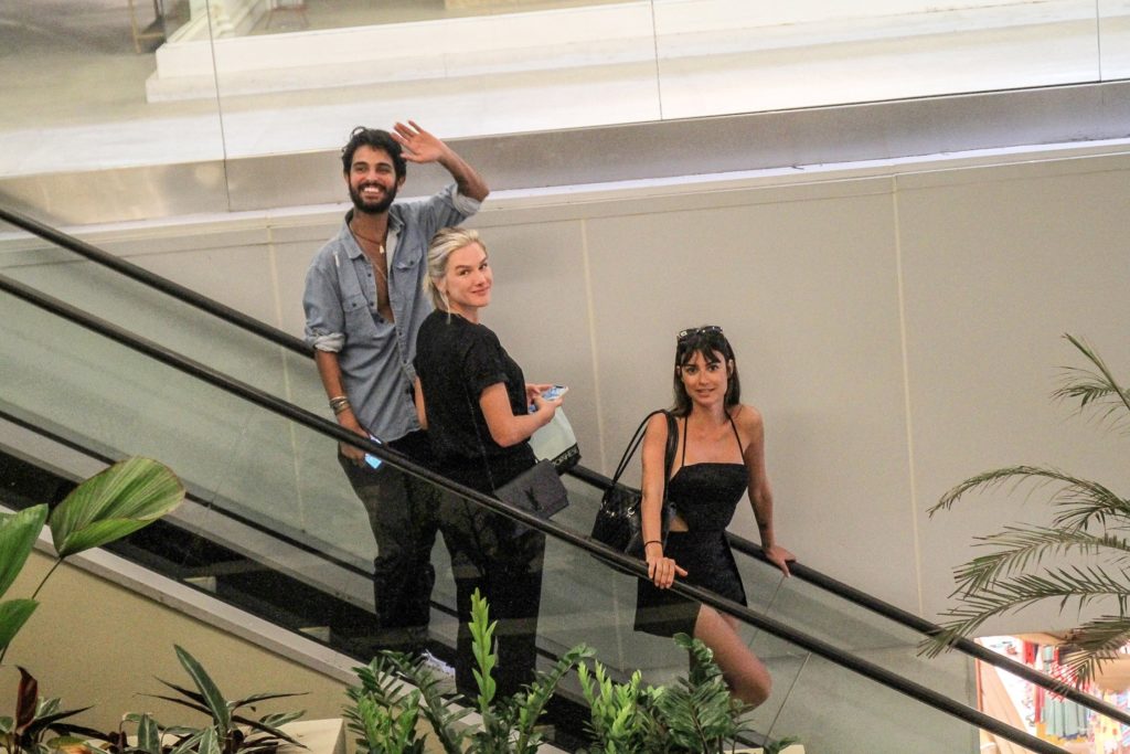 Fiorella Mattheis, Thaila Ayala e André Nicolau são flagrados em passeio no shoppinng (Daniel Delmiro: AgNews)