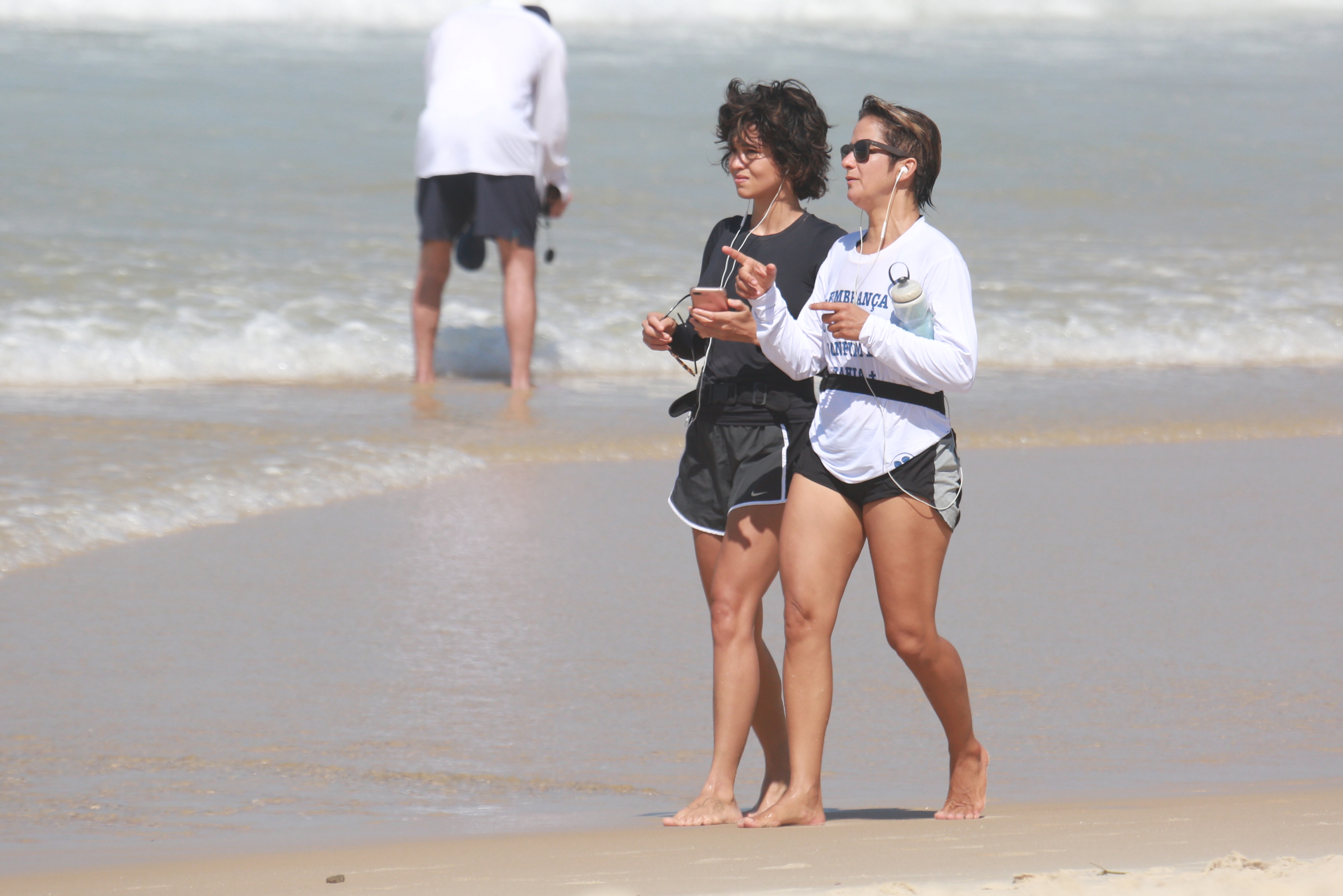 Olha o clique! Nanda Costa faz poses divertidas em dia de praia com amiga