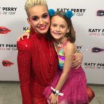 Katy Perry posa com a filha de Fernanda Rodrigues