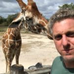 Luciano Huck com girafa