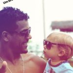 Marcello Melo Jr com criança em praia do Alagoas