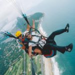 Sergio Malheiros voa de parapente