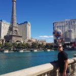 Thiago Martins em frente a 'Torre Eiffel' do Hotel Cassino Paris