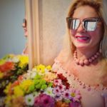 Vera Fischer recebe flores, depois do evento