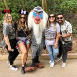 Viviane Araújo e amigos com Rafiki, na Disney