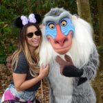 Viviane Araújo tira foto com Rafiki, na Disney