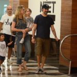 Alinne Moraes é flagrada com a família no shopping ( Webert Belicio: AgNews)